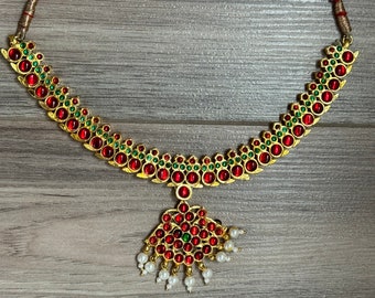 Bijoux indiens, collier ras du cou en pierre de kemp Araku avec perle, pierre rouge et verte.