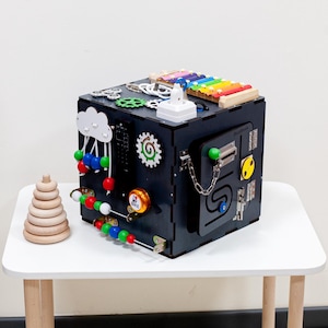 Cube d'activité Montessori 30 cm - Cube d'activités sensorielles en bois - Jouet de voyage pour tout-petit - Cadeau personnalisé pour bébé - Jouet de motricité fine