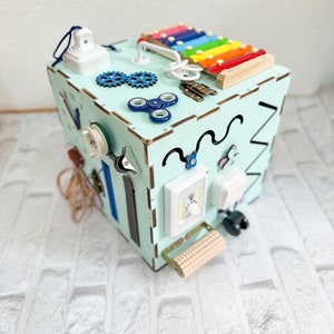 Busycube - Busy Cube 12"/ 30 cm Busy Board, (33 in1) Cube d'activités - Jouet sensoriel - Cadeau pour un enfant de 1 an - Jouet d'apprentissage - Jouet agité