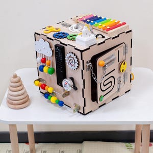 Fidget Board - Occupé - Tableau sensoriel fait main - Cadeau pour un enfant de 1 an - Jouet Montessori - Jouet d'apprentissage - Tableau d'activités en bois pour tout-petits