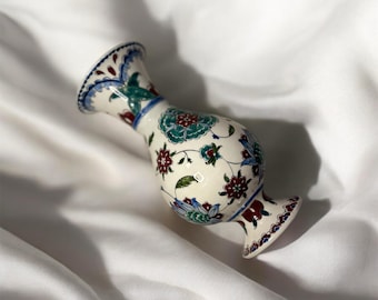 Vaso de cerâmica turca pintado à mão - 26 cm | Elegância floral otomana | Design floral tradicional de Iznik, presentes para casa nova, arte em azulejo