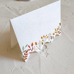 Plaatskaarten met golvende rand met herfstbladeren en gebladerte - perfect voor Thanksgiving of Friendsgiving