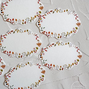 Ovale Tischkarten mit Herbstblättern: Thanksgiving-Dinner-Party-Dekor