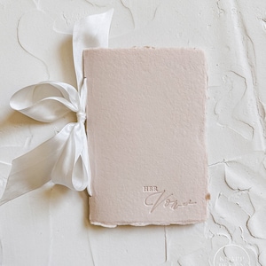 HER Wedding Vow Book • Stampa tipografica su carta fatta a mano beige sabbia con nastro di seta