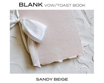 Libro de brindis/votos en blanco • Papel artesanal color beige arena con cinta de seda blanca