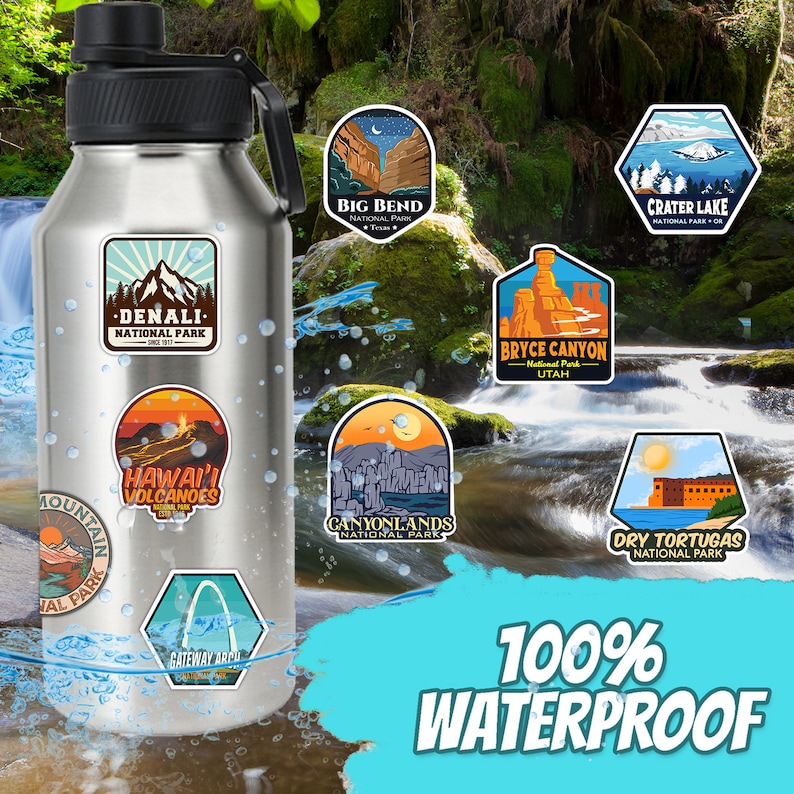 Peut inclure: Une gourde en acier inoxydable orn&eacute;e d'autocollants color&eacute;s repr&eacute;sentant des parcs nationaux, dont Denali et Canyonlands. Les autocollants sont de formes vari&eacute;es. Le texte "100% WATERPROOF" est visible. Des gouttes d'eau entourent la gourde.