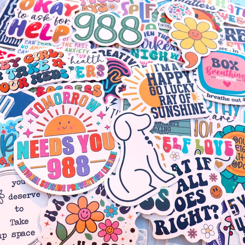 Pu&ograve; includere: Una collezione di adesivi colorati con messaggi positivi e illustrazioni. Gli adesivi presentano frasi come "Domani ha bisogno di te", "Sono un raggio di sole felice e fortunato" e "Amore per se stessi se tutto va bene?" Gli adesivi sono perfetti per aggiungere un tocco di personalit&agrave; a laptop, borracce, diari e altro ancora.