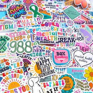 Pu&ograve; includere: Una collezione di adesivi colorati con messaggi positivi e temi di sensibilizzazione alla salute mentale. Gli adesivi presentano frasi come "Combatti lo stigma", "La salute mentale conta", "Giorni migliori", "Sono felice", "Raggio di sole fortunato", e "Amore per se stessi".