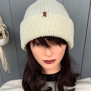 Knit hats in several colors image 1