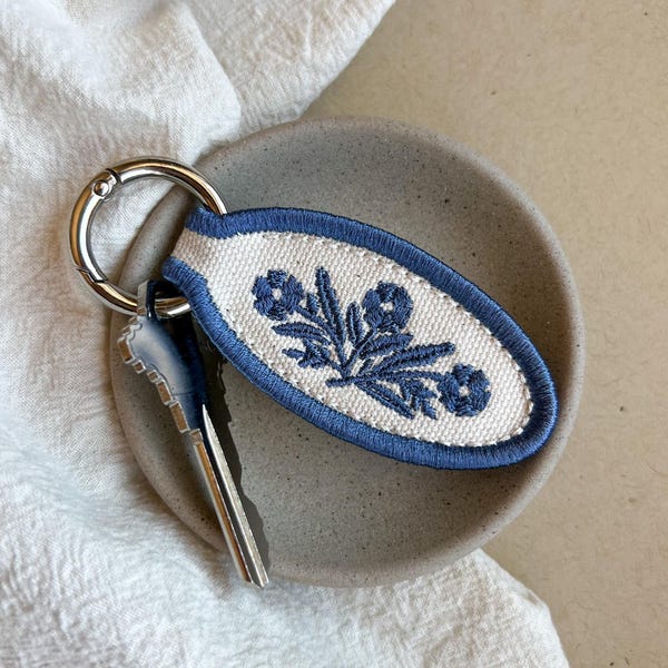 Blauw ovaal korenbloemaccessoire | Sleutelhanger met patch, tasdecoratie, treklipje