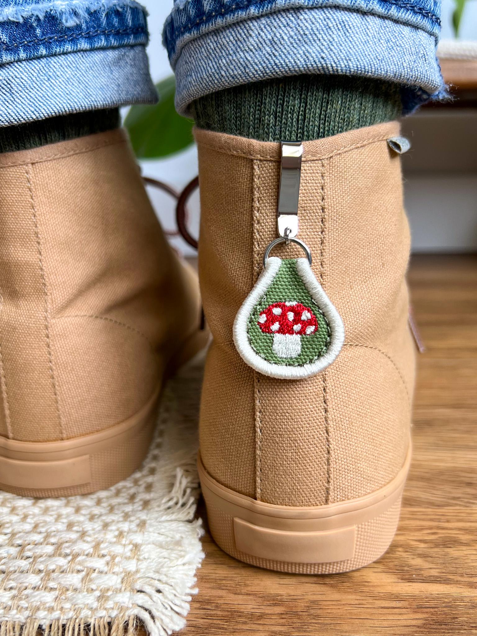 Roter Pilz Schuh oder Tasche, Accessoire, High Top Sneaker Clip, Mini Patch Schlüsselanhänger (kein Paar)