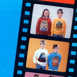 Puede incluir: Una imagen colorida con la palabra "intarsia" escrita verticalmente en letras grandes y coloridas. La imagen muestra cinco fotos diferentes de niños que llevan suéteres con diseños de intarsia que representan personajes de Plaza Sésamo. El texto debajo de la palabra "intarsia" dice "Children's & Adult's SIZES: 24"-44" 4 ply wool."