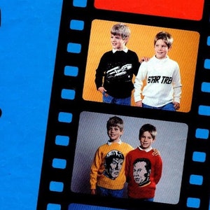 Op de afbeelding: Een kleurrijk breipatronenboekje met een filmstripontwerp met afbeeldingen van kinderen die truien dragen met intarsia-ontwerpen. De tekst op de omslag luidt "intarsin a Children's & Adult's SIZES: 24"-44" 4 ply wool".