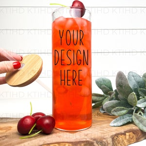 mockup bicchiere di vetro / riempito con mock-up tazza coperchio bambù bevanda rosa / file JPEG E PNG di sublimazione / vetro magro mock up stile boho