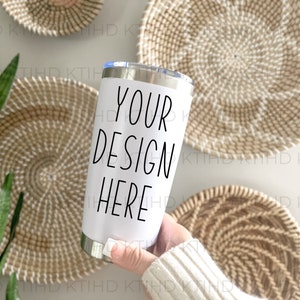 Becher Mockup | Thermobecher Weiß und Silber | hand mit rambler Wrap-Around JPEG und PNG | 591ml Becher Volleinschlag Sublimationsvorlage