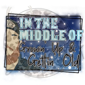 Puede incluir: Gráfico digital con el texto "IN THE MIDDLE OF Growin' Up & Gettin' Old" en fuente azul y blanca. El fondo es azul oscuro con un patrón de camuflaje. Una figura de dibujos animados con sombrero está a la izquierda.