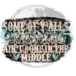 Peut inclure: Un design graphique avec un fond imprimé léopard et le texte "Some of y'alls cornbread ain't done in the middle" avec deux cœurs bleus.