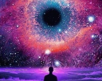 Könnte beinhalten: Eine Silhouette einer Person, die vor einem kosmischen Hintergrund mit einem großen, wirbelnden Auge in der Mitte meditiert. Das Auge ist von einem leuchtenden rosa, violetten und blauen Nebel mit einem schwarzen Zentrum umgeben. Der Hintergrund ist mit Sternen gefüllt.