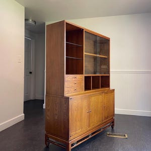 Vintage Mid Century Hutch by American of Martinsville – Glass Front China / Bar Cabinet with Storage