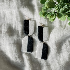 Pendientes colgantes en blanco y negro / Pendientes de arcilla polimérica hechos a mano / Pendientes de declaración / Pendientes elegantes / Ligeros