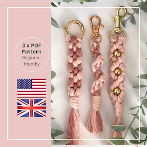 Op de afbeelding: Drie handgemaakte macramé sleutelhangers in roze en crèmetinten, elk met een ander ontwerp. Eén heeft een gouden ring, één een roségouden sluiting en de derde een gouden sluiting. De sleutelhangers hebben kwastjes en gouden accenten. De afbeelding bevat de tekst: "3 x PDF Pattern Beginner friendly".