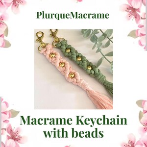 K&ouml;nnte beinhalten: Zwei Makramee-Schl&uuml;sselanh&auml;nger mit goldfarbener Hardware und Perlen. Einer ist hellrosa mit passendem Quasten, der andere olivgr&uuml;n. Der Text "PlurqueMacrame" und "Macrame Keychain with beads" sind ebenfalls sichtbar.