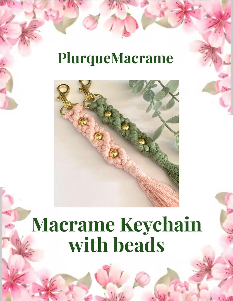 K&ouml;nnte beinhalten: Zwei Makramee-Schl&uuml;sselanh&auml;nger mit goldfarbener Hardware und Perlen. Einer ist hellrosa mit passendem Quasten, der andere olivgr&uuml;n. Der Text "PlurqueMacrame" und "Macrame Keychain with beads" sind ebenfalls sichtbar.