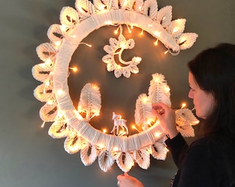 Decoração de Natal em macramê para parede, tamanho XXL, feita à mão, macramê de inverno, decoração de inverno em formato de lua, grande peça de macramê para pendurar na parede.