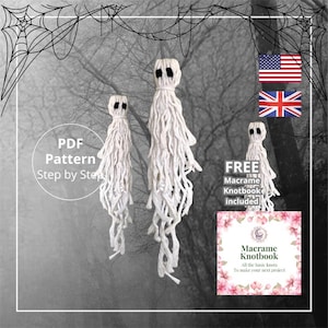 Könnte beinhalten: Drei weiße Makramee-Geisterdekorationen mit schwarzen Augen, perfekt für Halloween. Das Bild enthält den Text "PDF Pattern Step by Step" und "FREE Macrame Knotbook included". Ein Spinnennetz-Design rahmt das Bild ein.