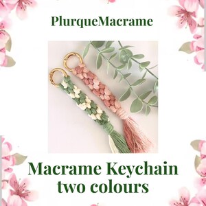 K&ouml;nnte beinhalten: Zwei Makramee-Schl&uuml;sselanh&auml;nger sind abgebildet. Einer ist gr&uuml;n und wei&szlig;, der andere rosa. Beide haben goldfarbene Verschl&uuml;sse und passende Quasten. Der Text "PlurqueMacrame" und "Macrame Keychain two colours" ist ebenfalls im Bild enthalten.