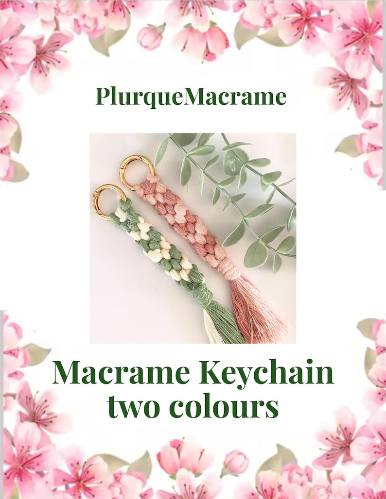 K&ouml;nnte beinhalten: Zwei Makramee-Schl&uuml;sselanh&auml;nger sind abgebildet. Einer ist gr&uuml;n und wei&szlig;, der andere rosa. Beide haben goldfarbene Verschl&uuml;sse und passende Quasten. Der Text "PlurqueMacrame" und "Macrame Keychain two colours" ist ebenfalls im Bild enthalten.