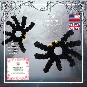 Op de afbeelding: Zwarte macramé spinnenversieringen met gouden accenten, perfect voor Halloween. De afbeelding bevat de tekst "PDF Pattern Step by Step" en "FREE Macrame Knotbook included". De spinnen staan tegen een mistige achtergrond.