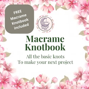 K&ouml;nnte beinhalten: Ein Makramee-Knotenbuch mit dem Text "FREE Macrame Knotbook included" und "Macrame Knotbook" in dunkelgr&uuml;ner Schrift. Das Bild ist von rosa Kirschbl&uuml;ten umgeben. Das Buch lehrt alle Grundknoten f&uuml;r Ihr n&auml;chstes Projekt.