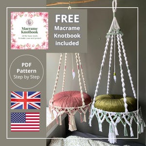 Op de afbeelding: Twee macramé hangstoelen met ronde kussens, één roze en één groen. De stoelen hangen aan een houten stang. De afbeelding bevat de tekst "FREE Macrame Knotbook included" en "PDF Pattern Step by Step".