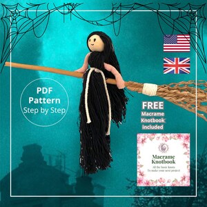 Op de afbeelding: Een handgemaakte heksenpop met zwart garen haar en een bezem. De pop heeft roze armen en een beige gezicht. De afbeelding bevat de tekst "PDF Pattern Step by Step" en "FREE Macrame Knotbook included."