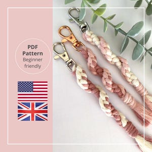 Könnte beinhalten: Geflochtene Makramee-Schlüsselanhänger in Rosa- und Cremetönen, jeweils mit einem Metallverschluss. Die Schlüsselanhänger werden mit einer Grafik der US- und UK-Flagge und dem Text "PDF Pattern Beginner friendly" präsentiert.