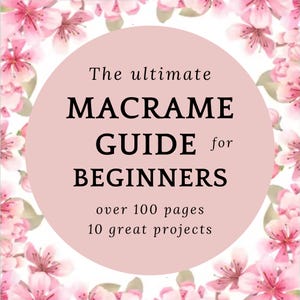 Op de afbeelding: Een boekomslag met de titel "The ultimate MACRAME GUIDE for BEGINNERS" in zwarte tekst op een roze cirkel, omringd door roze bloemenillustraties. Het boek belooft meer dan 100 pagina's en 10 projecten.