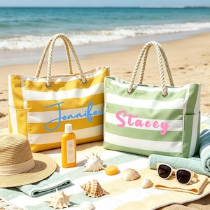 Puede incluir: Dos bolsos de lona con asas de cuerda, uno a rayas amarillas y blancas con el nombre Jennifer en azul, y otro a rayas verdes y blancas con el nombre Stacey en rosa. También hay un sombrero de paja, gafas de sol, conchas y una botella.