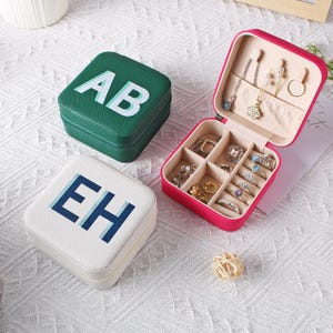 Portagioie con lettera personalizzata, portagioie da viaggio con monogramma ombra, regalo di proposta per damigelle d'onore, portaanello con monogramma
