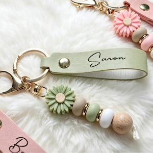 Personalised keyring, daisy beaded keyring, faux leather keyring, flower girl gift, teacher gift, birthday gift, beaded keyring image 5