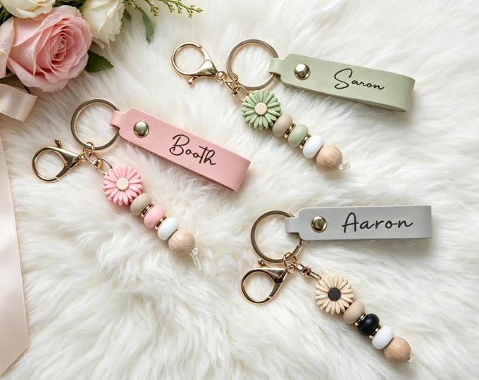 Personalised keyring, daisy beaded keyring, faux leather keyring, flower girl gift, teacher gift, birthday gift, beaded keyring