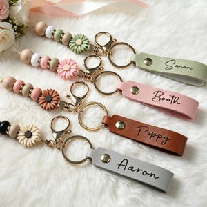Personalised keyring, daisy beaded keyring, faux leather keyring, flower girl gift, teacher gift, birthday gift, beaded keyring image 1
