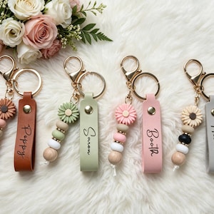 Personalised keyring, daisy beaded keyring, faux leather keyring, flower girl gift, teacher gift, birthday gift, beaded keyring image 3
