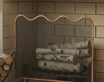 Pantalla de chimenea ondulada con acabado de cobre hecha a mano: decoración rústica para chimeneas