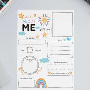 Może przedstawiać: Biała, drukowana karta do wypełnienia zatytułowana "ALL ABOUT ME". Zawiera miejsca na dane osobowe, zdjęcie i ulubione rzeczy. Ozdobiona gwiazdami, chmurami, słońcem i tęczą. Idealna dla dzieci.