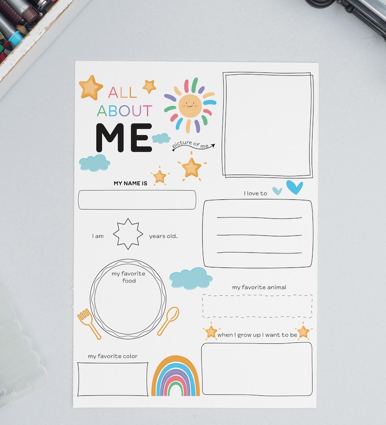 Może przedstawiać: Biała, drukowana karta do wypełnienia zatytułowana "ALL ABOUT ME". Zawiera miejsca na dane osobowe, zdjęcie i ulubione rzeczy. Ozdobiona gwiazdami, chmurami, słońcem i tęczą. Idealna dla dzieci.