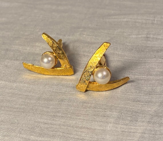 WOW - Beautiful Goldtone "V" Cuff Links with Faux… - image 2