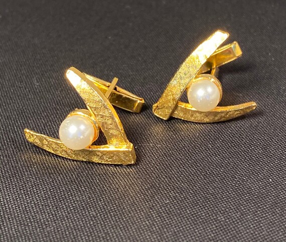 WOW - Beautiful Goldtone "V" Cuff Links with Faux… - image 1