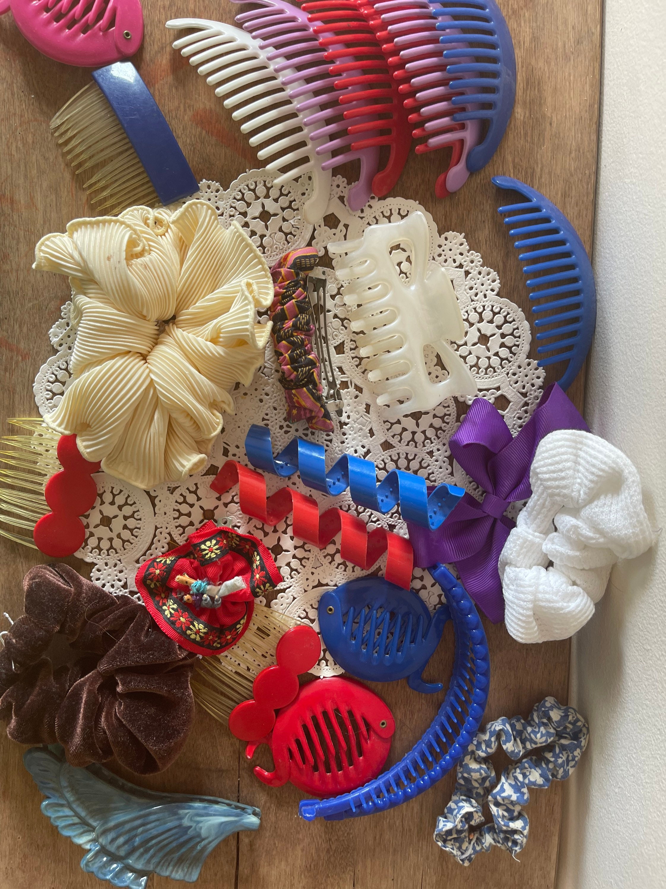 Retro Lot of 1980 Hair Accessories Banana Clips, Hair Combs  display picture 1