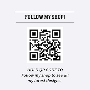 Pu&ograve; includere: Un codice QR quadrato in bianco e nero centrato su uno sfondo chiaro. Sopra il codice, il testo recita FOLLOW MY SHOP! tra due linee orizzontali. Sotto il codice, il testo recita HOLD QR CODE TO Follow my shop to see all my latest designs.